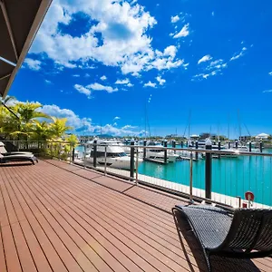 Airlie Marina-front Luxury At 10 The Cove Holiday home